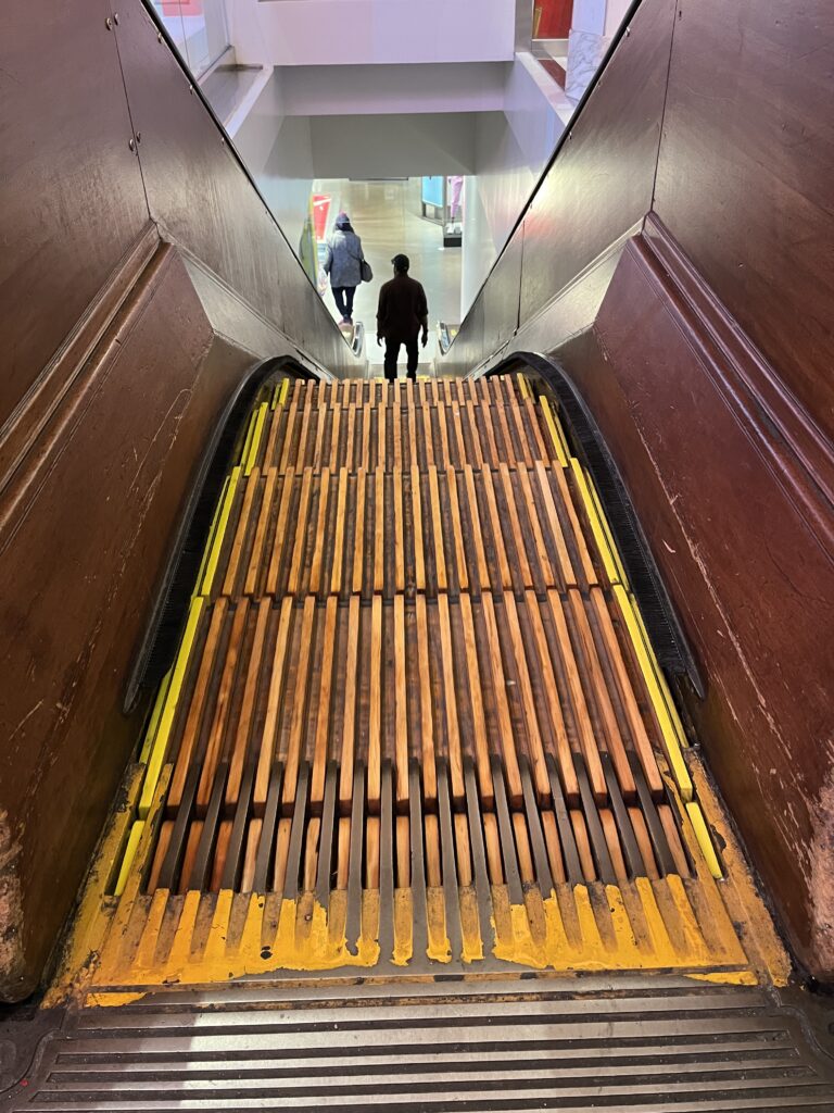 rolltreppe aus holz