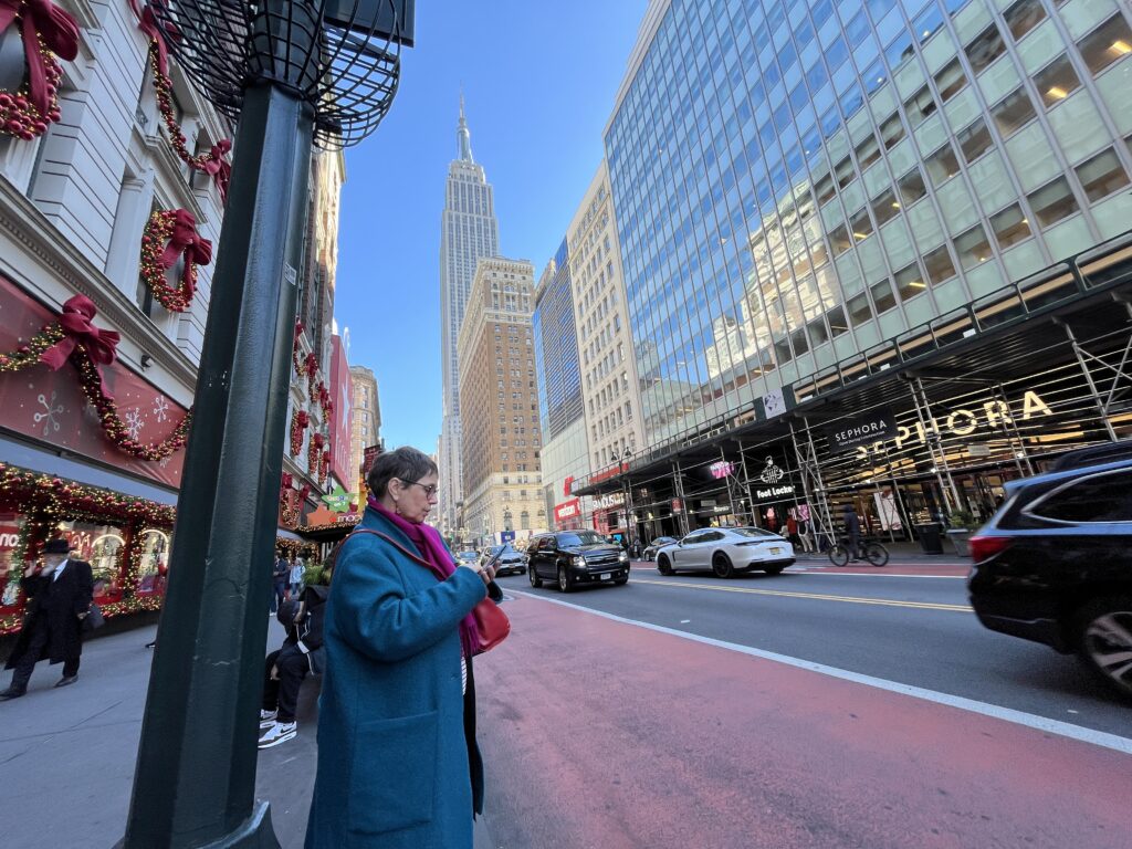 frau in den strassen new yorks