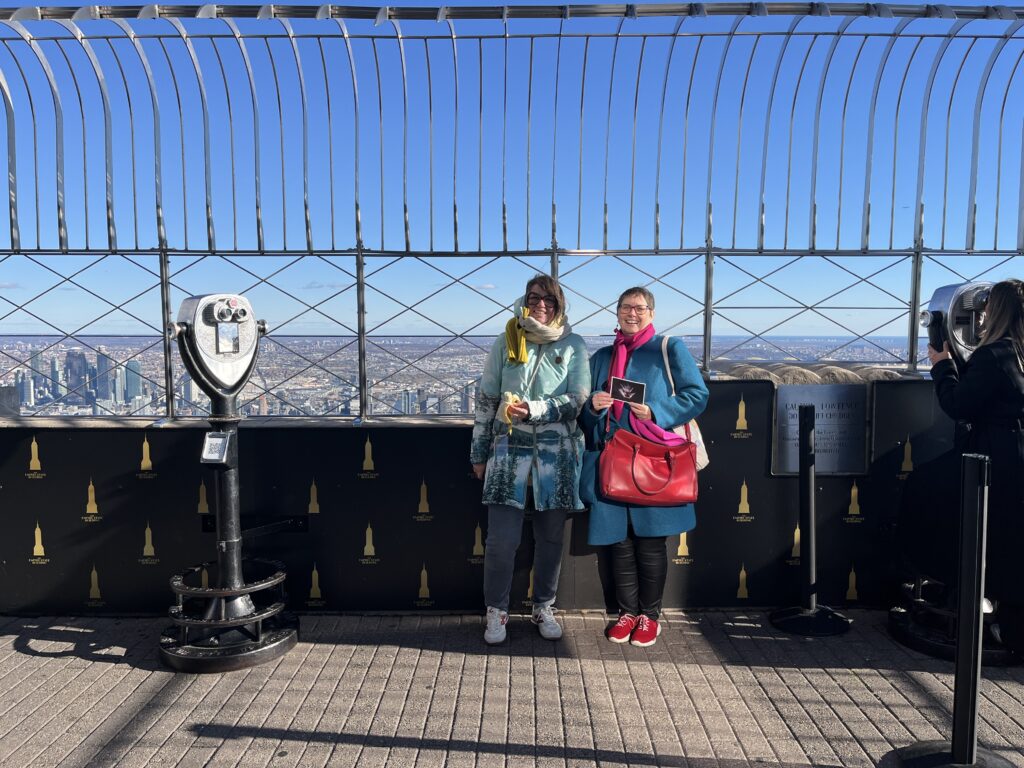 zwei frauen auf empire state building